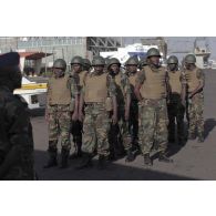 Rassemblement de soldats togolais à leur arrivée sur l'aéroport de Bamako, au Mali.