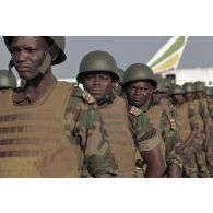 Rassemblement de soldats togolais à leur arrivée sur l'aéroport de Bamako, au Mali.