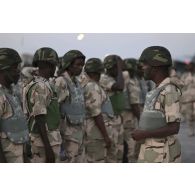 Rassemblement de soldats nigérians sur l'aéroport de Bamako, au Mali.