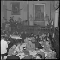 Alger. Réunion des Saint-Maxentais d'Alger. Repas.