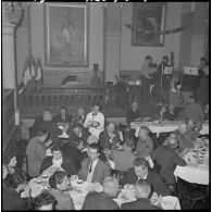 Alger. Réunion des Saint-Maxentais d'Alger. Repas.