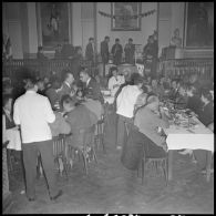 Alger. Réunion des Saint-Maxentais d'Alger. Repas.