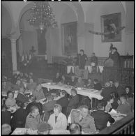 Alger. Réunion des Saint-Maxentais d'Alger. Un groupe de musique joue pendant le repas.