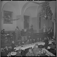 Alger. Réunion des Saint-Maxentais d'Alger. Un groupe de musique joue pendant le repas.