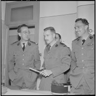 Algérie. 5e bureau. Les officiers regardent l'affiche de propagande terminée.