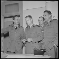 Algérie. 5e bureau. Les officiers regardent l'affiche de propagande terminée.