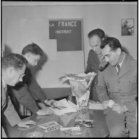 Algérie. 5e bureau. Des stagiaires officiers trient des photos pour la création d'une affiche de propagande.