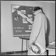 Algérie. 5e bureau. Un stagiaire officier regarde l'affiche de propagande terminée.