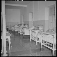 Oran. Hôpital Baudens. Malades dans leur lit.