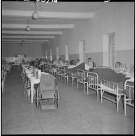 Oran. Hôpital Baudens. Malades dans leur lit et espace pour prendre les repas.