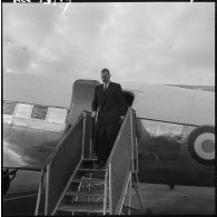 Oran. Paul Delouvrier à sa descente d'avion.