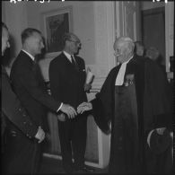 Constantine. Préfecture. Paul Delouvrier et le général Challe rencontrent les corps constitués.