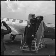 Oran. Paul Delouvrier suivi du général Challe sont reçus à leur descente d'avion par le général Gambiez.