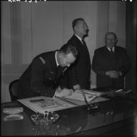 Oran. Réception à l'hôtel de ville. Le général Challe signe le livre d'or de la ville.