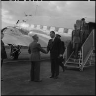 Oran. Paul Delouvrier serre la main au général Gambiez à sa descente d'avion.