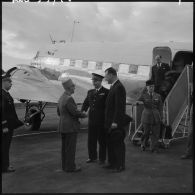 Oran. Paul Delouvrier et le général Challe sont reçus à leur descente d'avion par le général Gambiez et le préfet d'Oran.