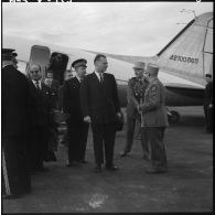 Oran. Paul Delouvrier et le général Challe sont reçus à leur descente d'avion par le général Gambiez et le préfet d'Oran.