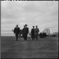 Oran. Paul Delouvrier et le général Challe sont reçus à leur descente d'avion par le général Gambiez et le préfet d'Oran.