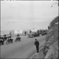 Oran. Paul Delouvrier et le général Challe visitent le port.