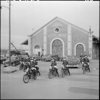 Oran. Paul Delouvrier et le général Challe visitent le port.