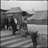 Tigzirt. Centre de rééducation et centre militaire d'internement. Départ de 43 détenus libérés pour rentrer dans leur famille.