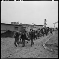 Tigzirt. Centre de rééducation et centre militaire d'internement. Départ de 43 détenus libérés pour rentrer dans leur famille.