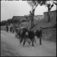 Tigzirt. Centre de rééducation et centre militaire d'internement. Départ de 43 détenus libérés pour rentrer dans leur famille.