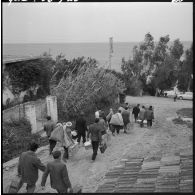 Tigzirt. Centre de rééducation et centre militaire d'internement. Départ de 43 détenus libérés pour rentrer dans leur famille.