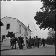 Tigzirt. Centre de rééducation et centre militaire d'internement. Départ de 43 détenus libérés pour rentrer dans leur famille.