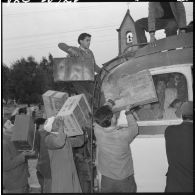 Tigzirt. Centre de rééducation et centre militaire d'internement. Les 43 détenus libérés chargent leurs bagages et s'installent dans le bus.