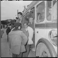 Tigzirt. Centre de rééducation et centre militaire d'internement. Les 43 détenus libérés chargent leurs bagages et s'installent dans le bus.