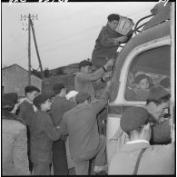 Tigzirt. Centre de rééducation et centre militaire d'internement. Les 43 détenus libérés chargent leurs bagages et s'installent dans le bus.