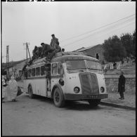 Tigzirt. Centre de rééducation et centre militaire d'internement. Les 43 détenus libérés chargent leurs bagages et s'installent dans le bus.