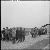 Tigzirt. Centre de rééducation et centre militaire d'internement. Cérémonie pour la libération de 43 détenus.