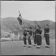 Beni-Badhel. Présentation du drapeau aux recrues.