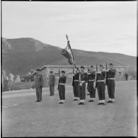 Beni-Badhel. Présentation du drapeau aux recrues.