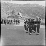 Beni-Badhel. Présentation du drapeau aux recrues.