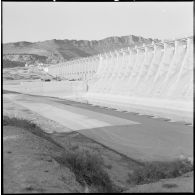 Beni-Badhel. Barrage d'évacuation.