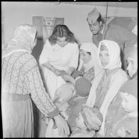 Cercle féminin en Kabylie. Cours de couture.