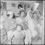 Cercle féminin en Kabylie. Cours de couture.