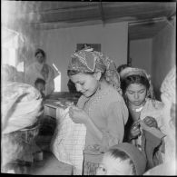 Cercle féminin en Kabylie. Cours de couture.