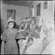 Cercle féminin en Kabylie. Cours de couture.