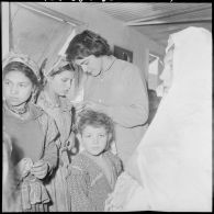 Cercle féminin en Kabylie. Cours de couture.