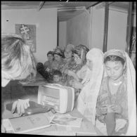 Cercle féminin en Kabylie. Cours de couture.