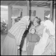 Cercle féminin en Kabylie. Cours de couture.