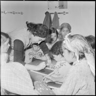 Cercle féminin en Kabylie. Cours d'écriture.