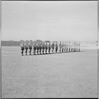 Le Telagh. Cérémonie aux couleurs avant le match de football 1/21 régiment d'infanterie (RI) contre 3/27 régiment d'artillerie (RA).