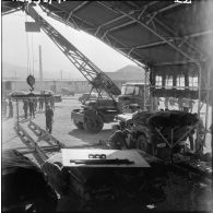 Sud algérien. Opération Violet. Préparation d'une jeep et vue du remorqueur avec la grue.