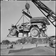 Sud algérien. Opération Violet. Une jeep remorquée.