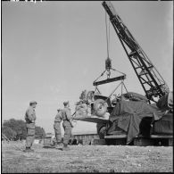 Sud algérien. Opération Violet. Une jeep remorquée.